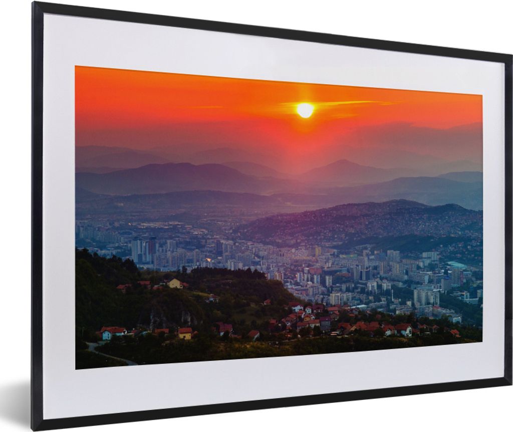 MuchoWow MuchoWow Gerahmtes Poster Oranger Sonnenuntergang über Sarajevo Bosnien und Herzegowina 60x40 cm - Poster mit zchwarzem Bilderrahmen ...