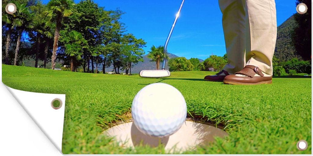 MuchoWow 80x40 cm Outdoor-Poster Gartendeko Sichtschutz Garten Poster für den Garten Ein Golfer bringt den Ball ins Loch