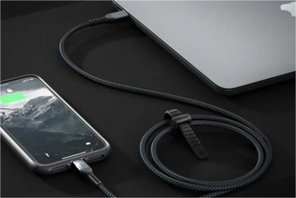 Câble USB-C Lightning 1.5m Nomad en Polyamide pour charge iPhone de bureau - 11