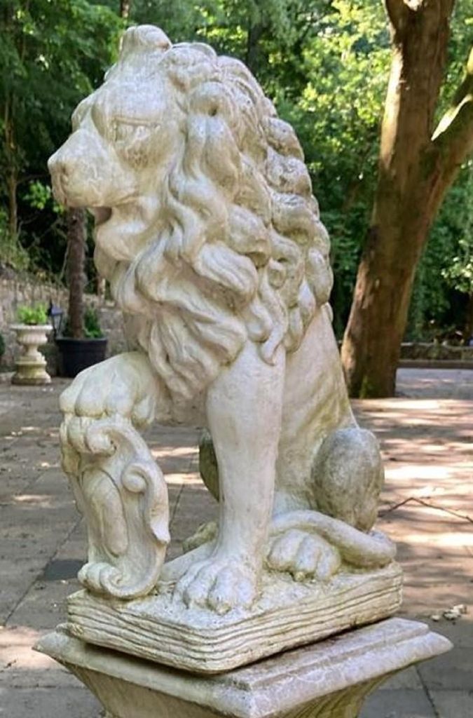 Casa Padrino Barock Garten Deko Skulptur Löwe Weiß 28 x 45 x H. 72 cm - Prunkvolle Garten Deko Figur - Barock Garten & Terrassen Deko Accessoires