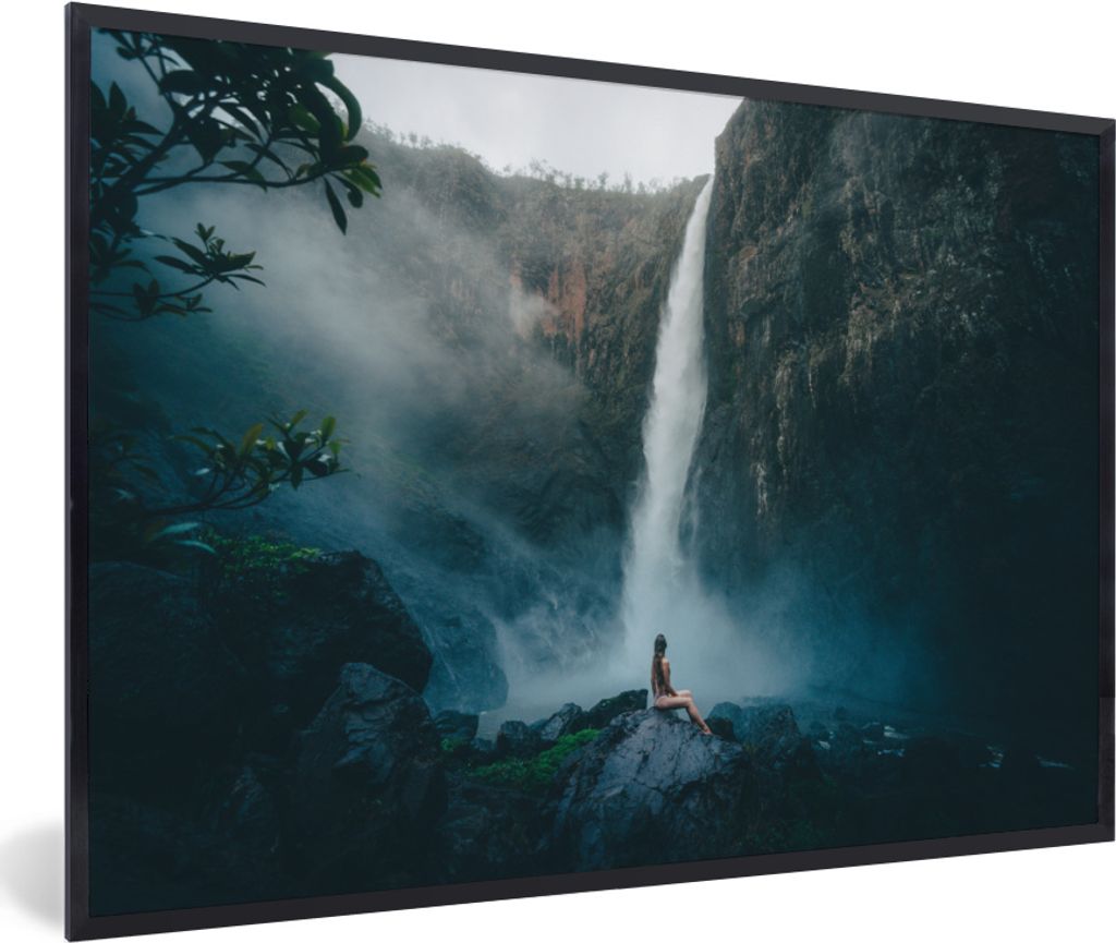MuchoWow MuchoWow Gerahmtes Poster Wasserfall - Tropisch - Frau 60x40 cm - Poster mit zchwarzem Bilderrahmen - Printing - Wanddeko Schlafzimmer