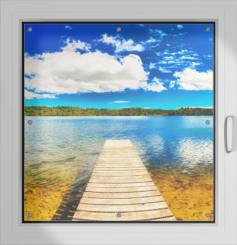 Wallario Lichtschutzbild, Dekorativer Sichtschutz Sonnenschutz 96 x 100 cm mit Motiv: Klarer See mit Steg - Blauer Himmel - Verdunklung ohne Bohren