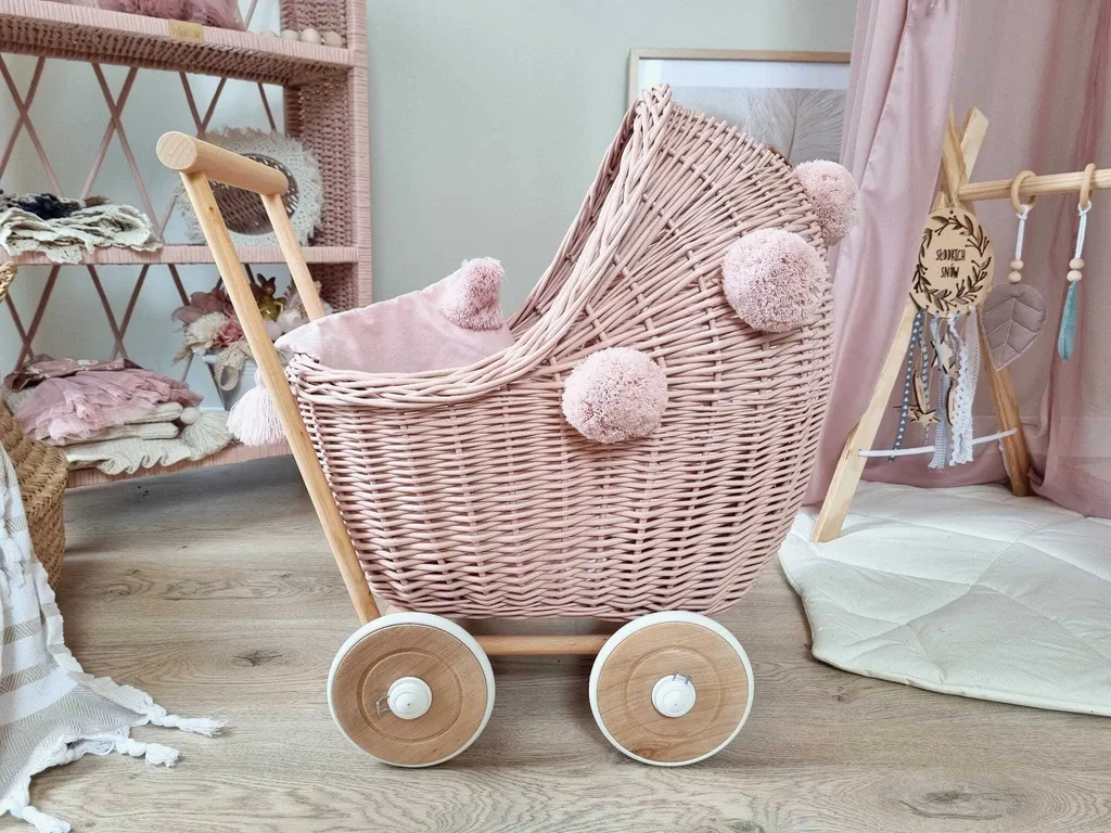 Landau poupée en osier WikliBOX rose sale avec literie et pompons Dumpy