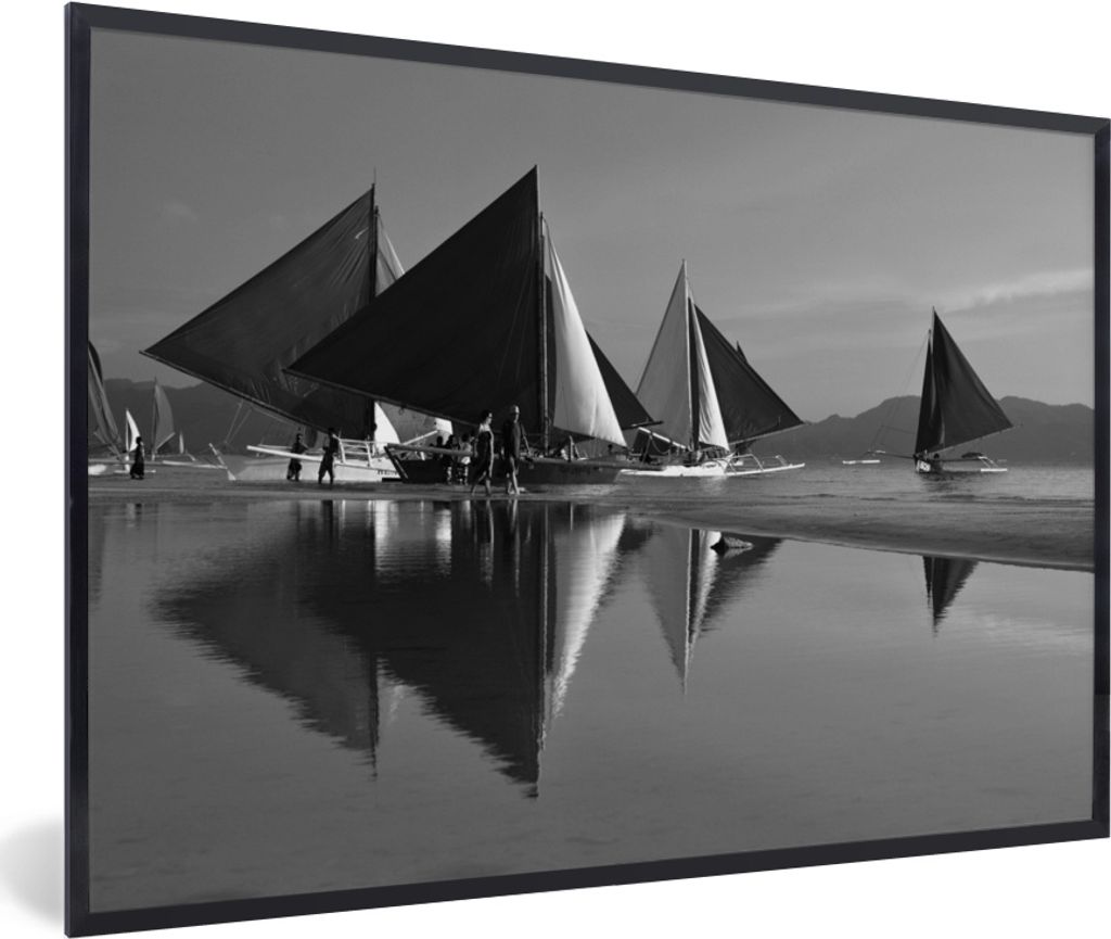 MuchoWow MuchoWow Gerahmtes Poster Reflexion von Segelbooten in der Nähe der Insel Boracay - schwarz und weiß 60x40 cm - Poster mit zchwarzem...