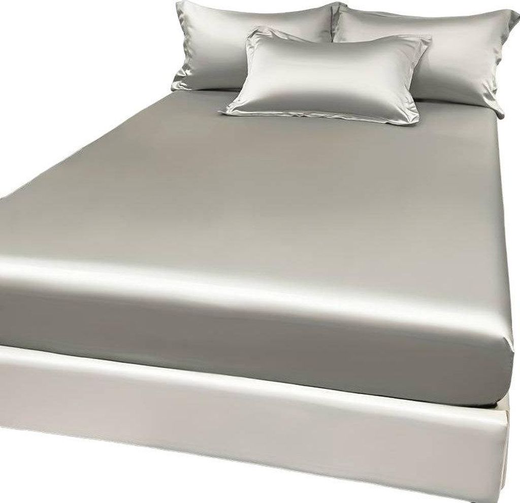Helles graues Satin-Bettwäscheset auf einem weißen Bettrahmen, mit zwei Standardkissen und einem kleineren Kissen