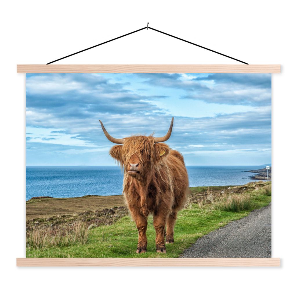 MuchoWow Textilposter Schottischer Highlander - Wasser - Hörner 60x45 cm mit holzfarbenen Rahmen - Bild