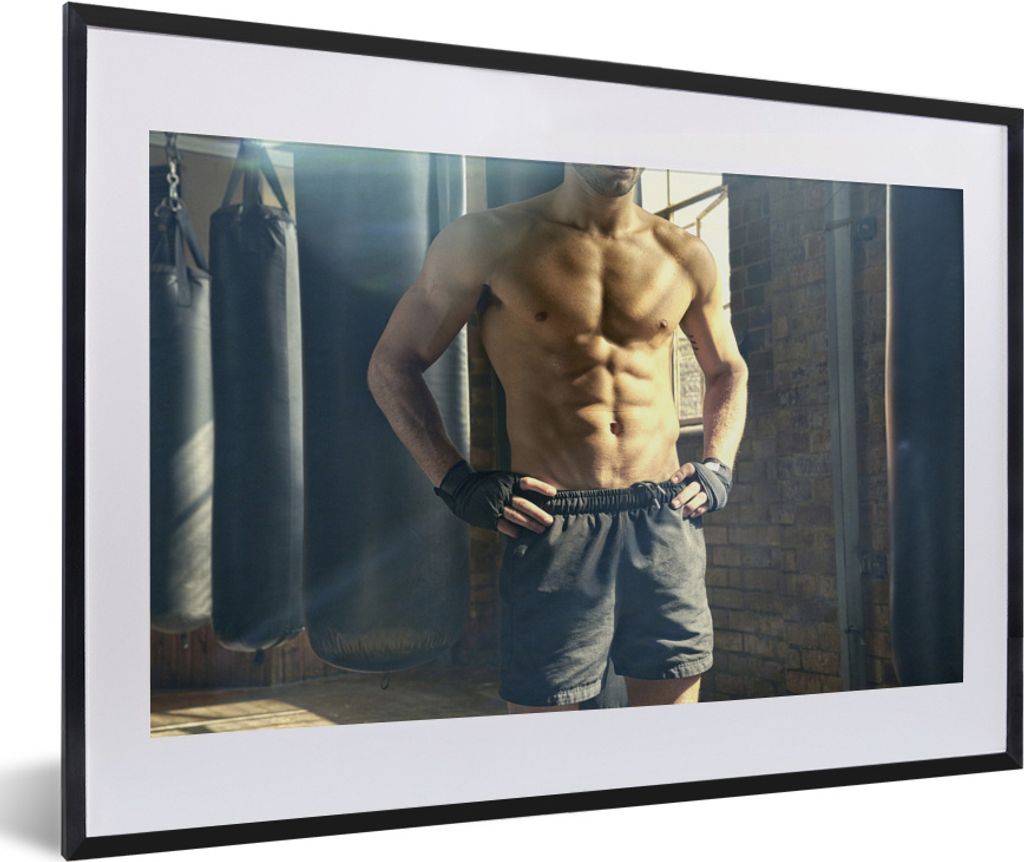 MuchoWow MuchoWow Gerahmtes Poster Foto eines muskulösen Boxers 60x40 cm - Poster mit zchwarzem Bilderrahmen - Schlafzimmer - Plakat in Rahmen...