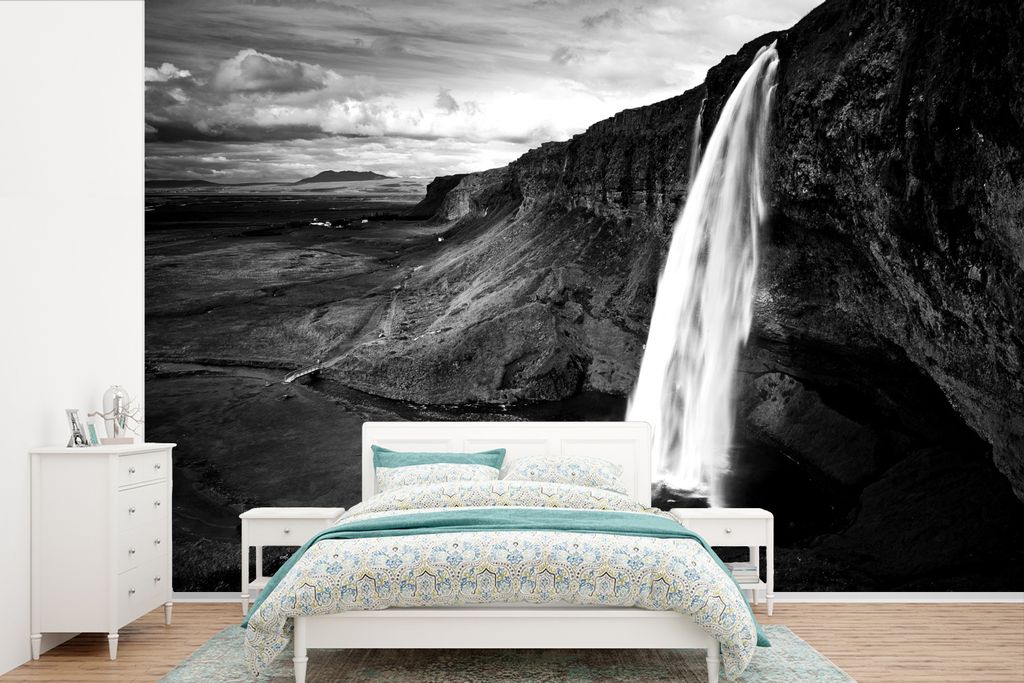 MuchoWow Fototapete für Wohnzimmer oder Schlafzimmer Wandtapete Vinyl Motivtapete Wasserfall - Schwarz - Weiß - Seljalandsfoss - 420x280 cm - Z...