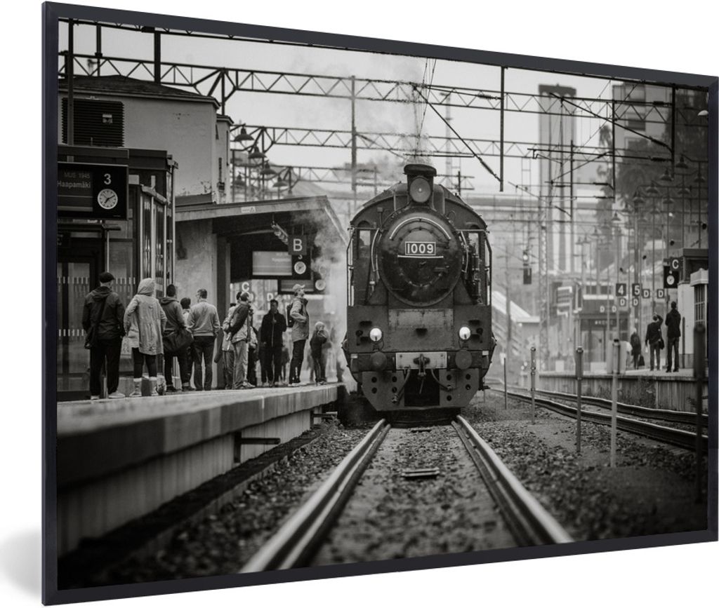 MuchoWow Gerahmtes Poster Schwarz-Weiß-Fotografie eines Dampfzuges in einem Bahnhof 90x60 cm - Poster mit Schwarzem Bilderrahmen Wandposter Rahm...