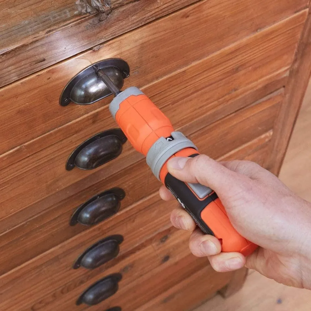 Mini visseuse à piles BCF601C BLACK+DECKER avec kit d'embouts inclus - 3