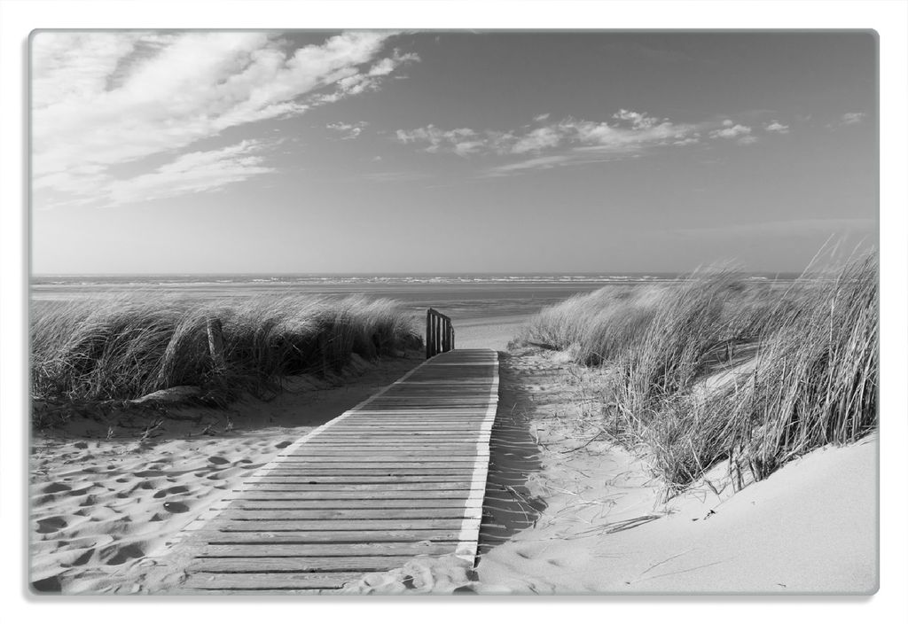 Wallario Frühstücksbrettchen aus Glas 20 x 30 cm mit rutschfesten Füßen, Motiv Auf dem Holzweg zum Strand schwarzweiß