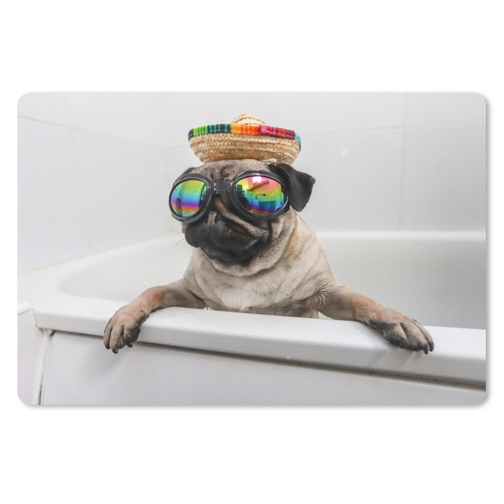 MuchoWow Schreibtischunterlage Mops mit Sonnenbrille in der Badewanne 60x40 cm - XXL Mauspad - Großes Mauspad