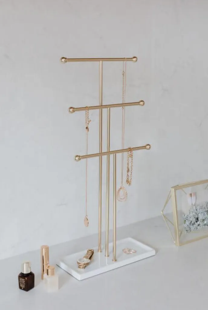 Présentoir à bijoux blanc et doré avec base coupelle intégrée