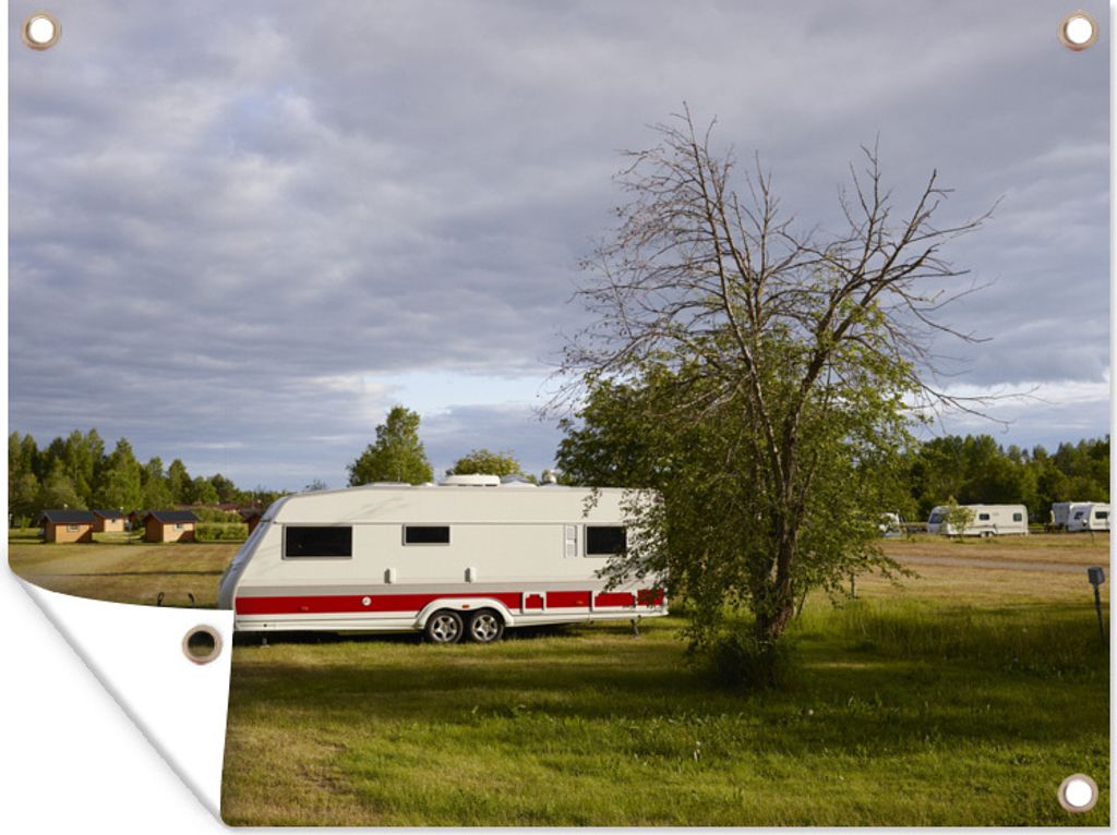 MuchoWow 80x60 cm Outdoor-Poster Gartendeko Sichtschutz Garten Poster für den Garten Ein Wohnwagen mit einem roten Streifen unter einem dunklen...