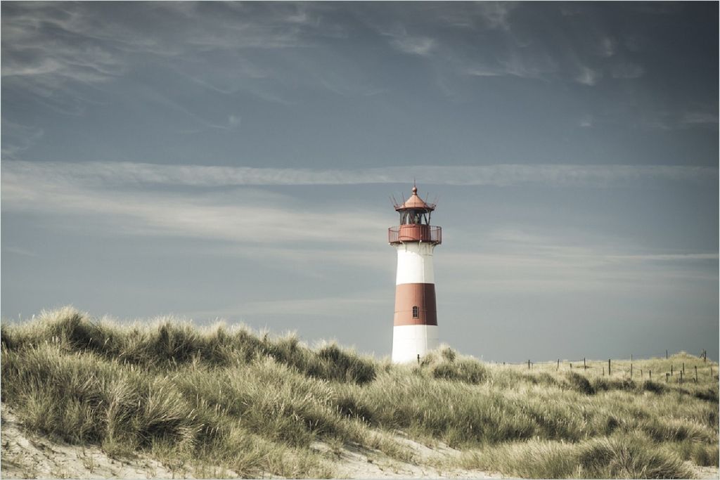 Wallario selbstklebendes Poster - Leuchtturm auf der Düne am Strand, Größe: 100 x 150 cm