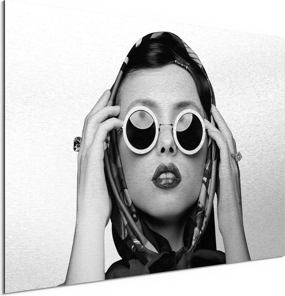 DEQORI Alu-Dibond Bild Silber 60x40 cm 'Junge Frau im Retro-Stil' Wandbild Metall dünn