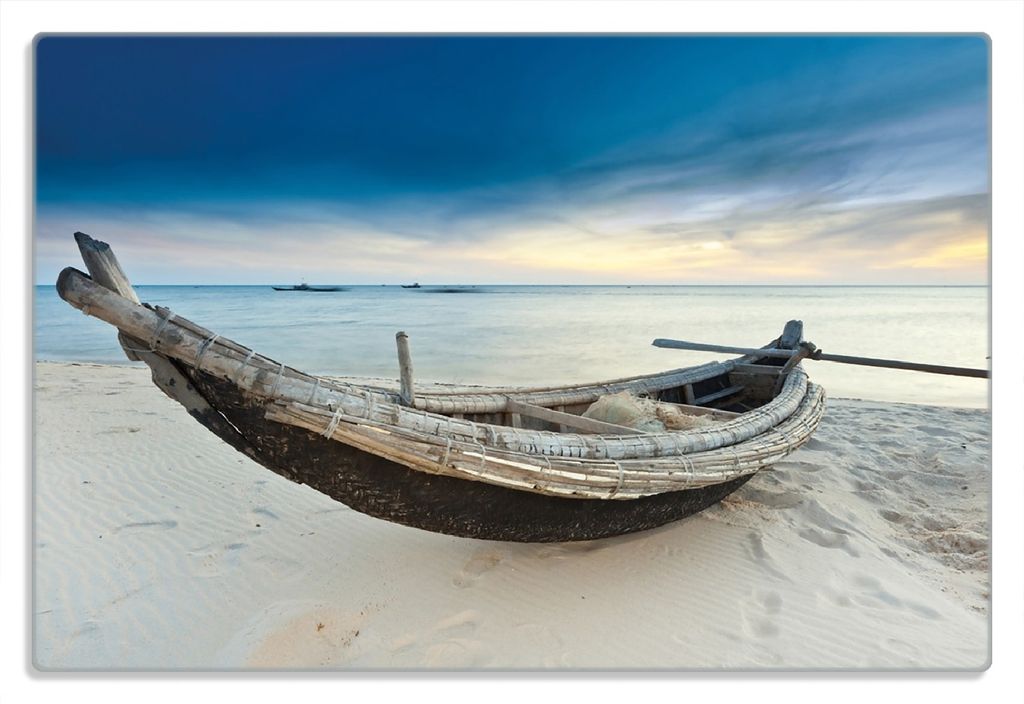 Wallario Frühstücksbrettchen aus Glas 20 x 30 cm mit rutschfesten Füßen, Motiv Fischerboot am Strand mit Sonnenuntergang