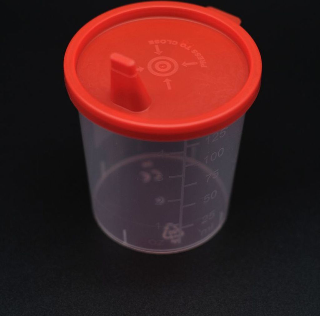 Urinbecher 125 ml, mit Schnappdeckel rot, 100 Stück Produktbild 