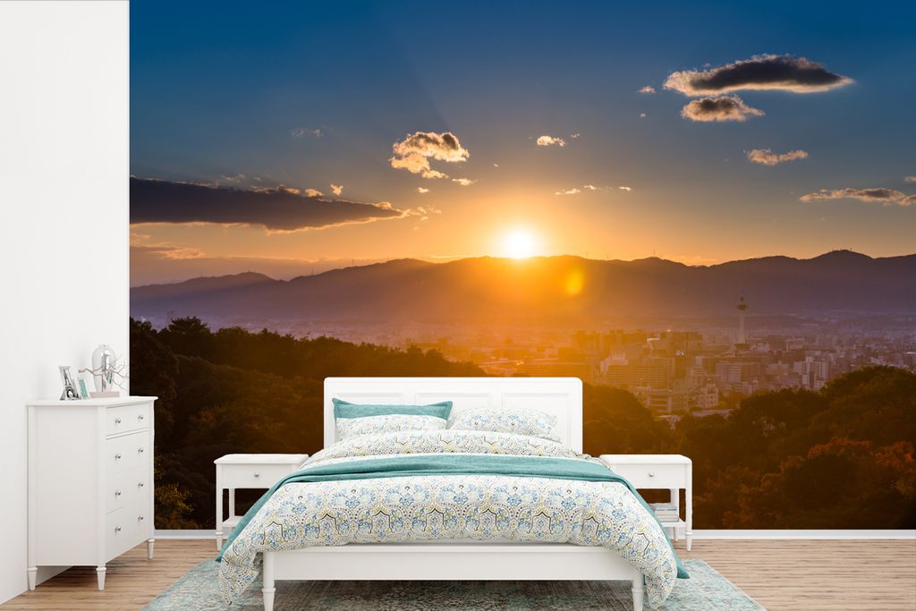 MuchoWow Fototapete für Wohnzimmer oder Schlafzimmer Wandtapete Vinyl Motivtapete Die Sonne verschwindet hinter den Bergen in Kyoto, Japan - 525...