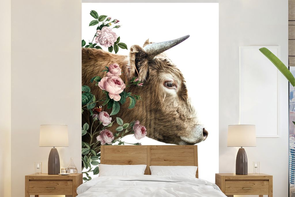 MuchoWow Fototapete für Wohnzimmer oder Schlafzimmer Wandtapete Vinyl Motivtapete Schottischer Highlander - Blumen - Rosa - 195x300 cm - Das Hin...