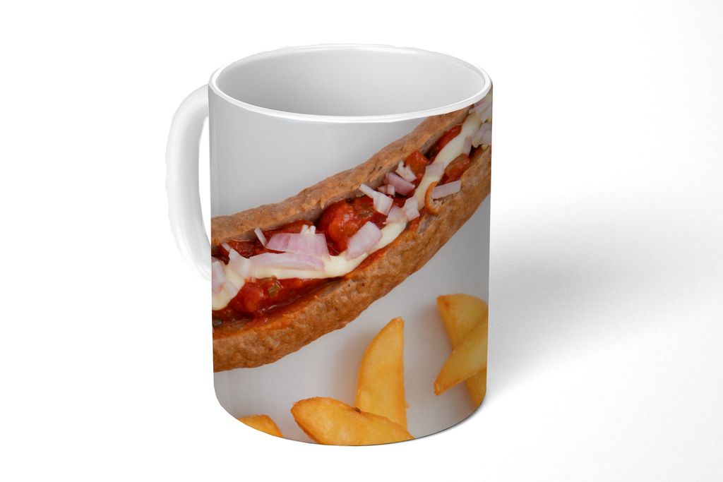 KitchenYeah Tasse Kaffeetasse Kaffeebecher 350 ml Gesegnete Frikandelspezialität mit Pommes frites auf einem weißen Teller Teetasse - Fototasse...