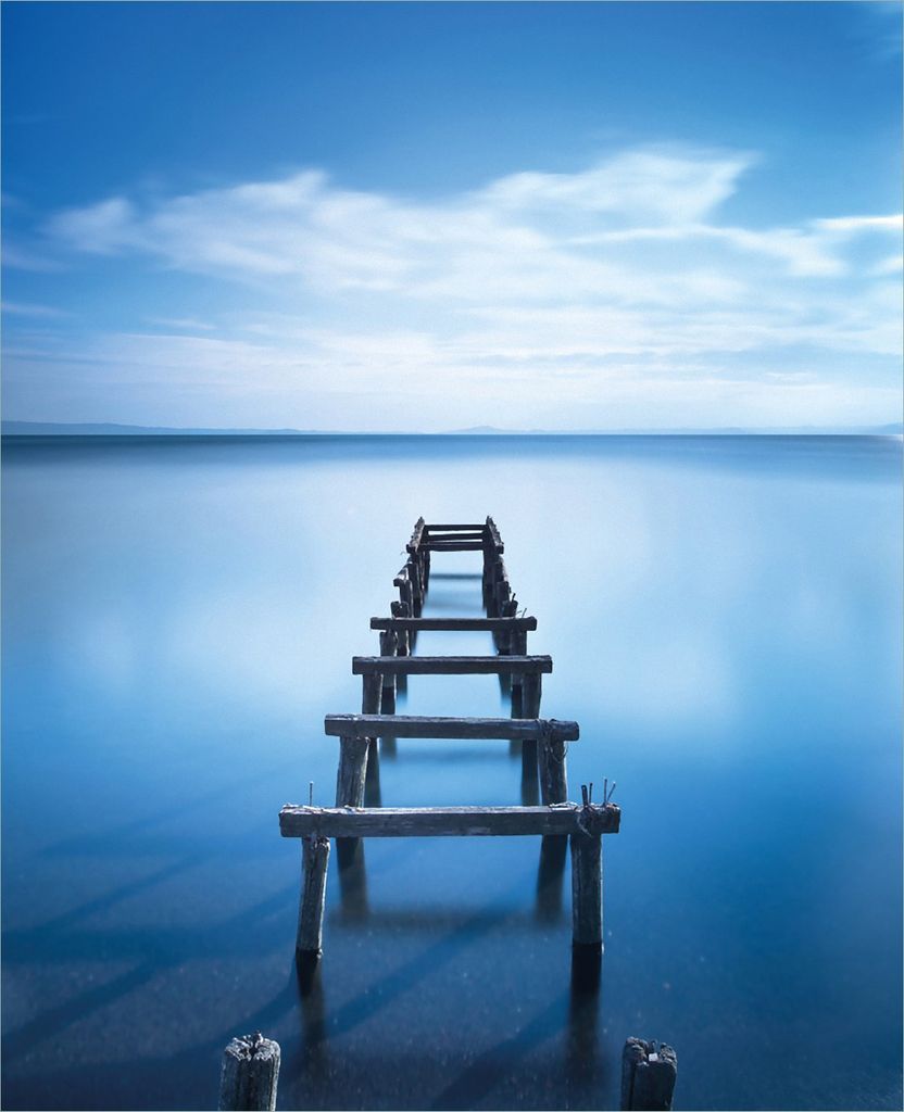 Wallario Magnet für Kühlschrank / Geschirrspüler, magnetisch haftende Folie - 60 x 80 cm, Motiv: Rustikaler Holzsteg im blauen See