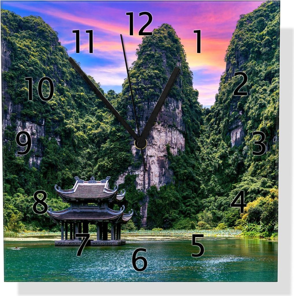 Wallario Design Wanduhr Pavillon zwischen Felsen aus Echtglas, Größe 30 x 30 cm