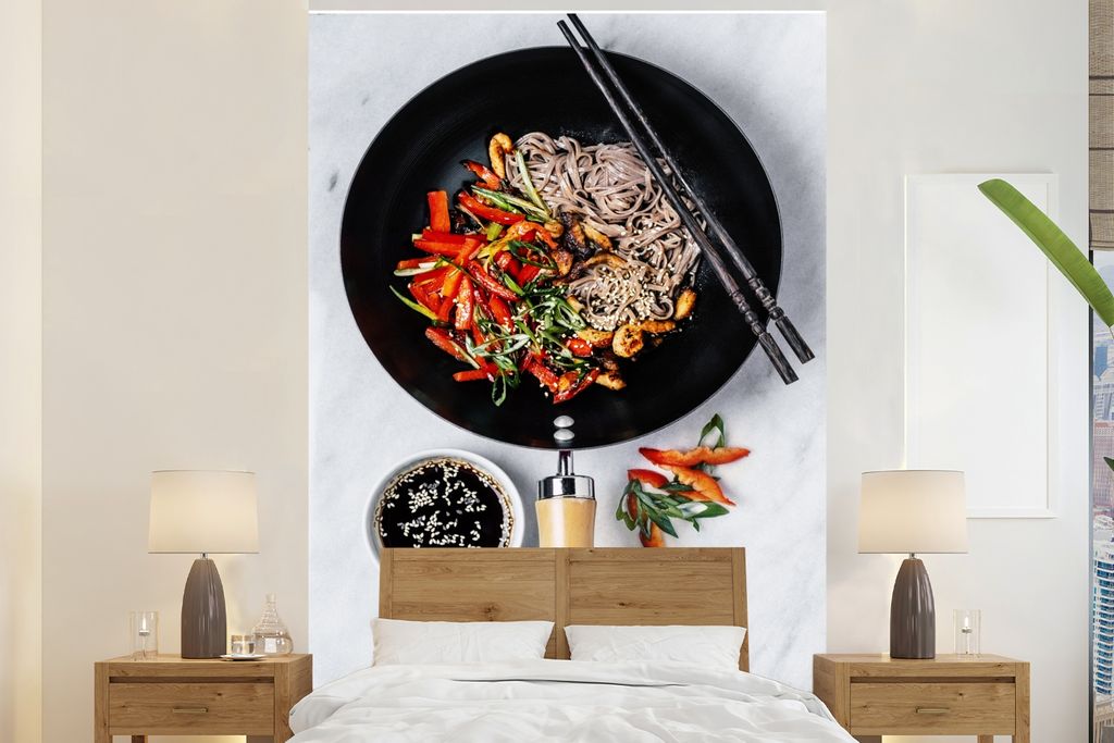 MuchoWow Fototapete für Wohnzimmer oder Schlafzimmer Wandtapete Vinyl Motivtapete Wok-Schale in einer Wok-Pfanne auf weißem Hintergrund - 180x2...