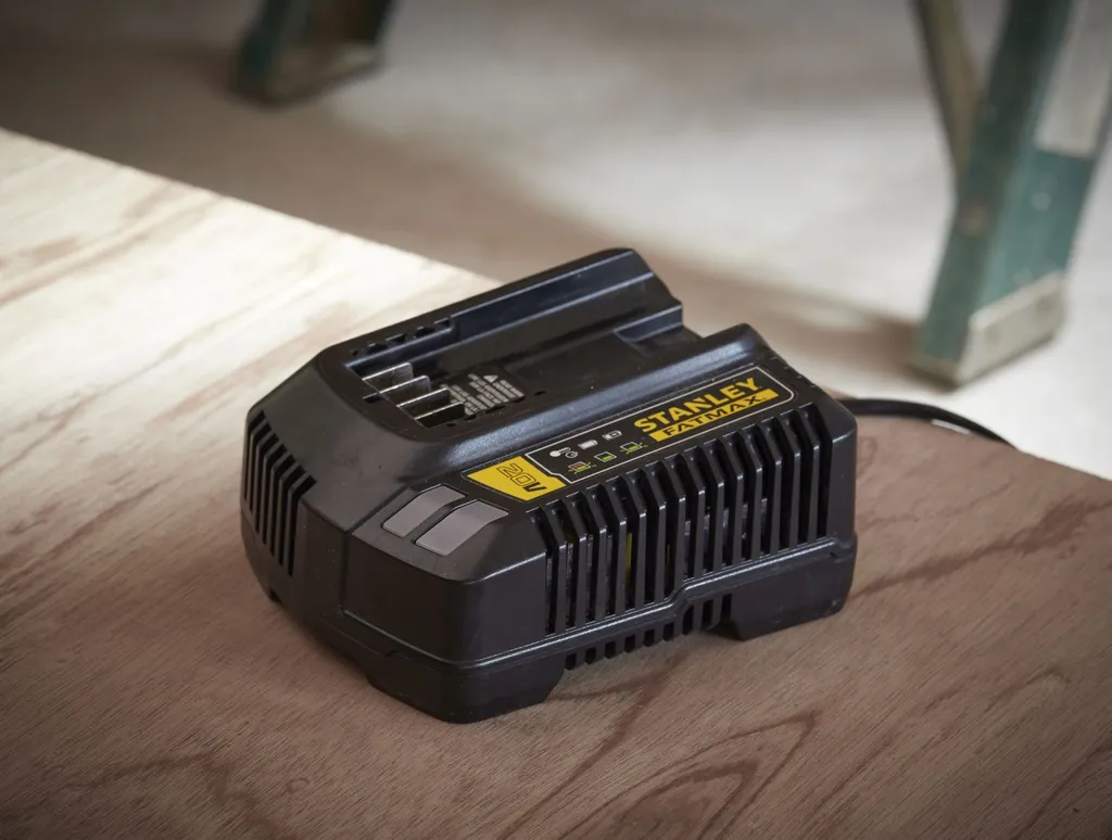 Chargeur Rapide 4A Stanley Fatmax 18V V20 Lithium avec Témoin LED