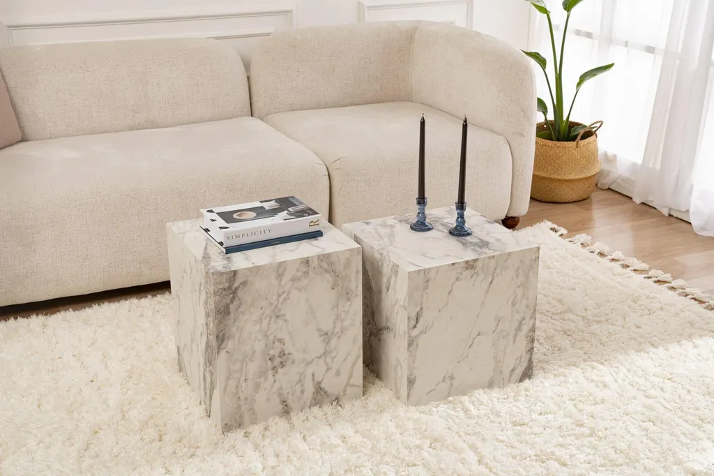 Table basse blanche effet marbre de forme cubique signée Brennan