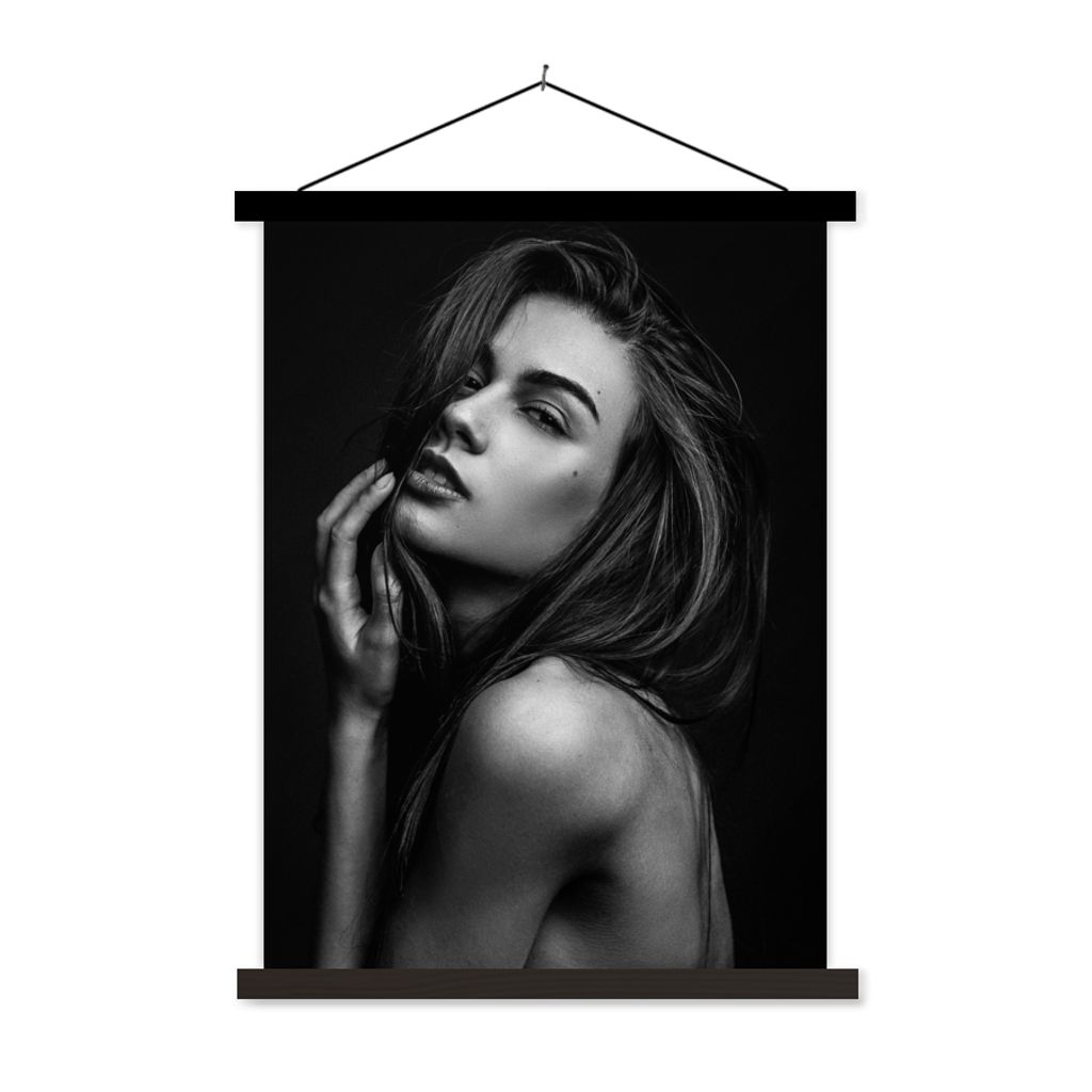 MuchoWow Textilposter Frau - Porträt - Schwarz und weiß 60x80 cm mit schwarzem Rahmen - Plakathalter