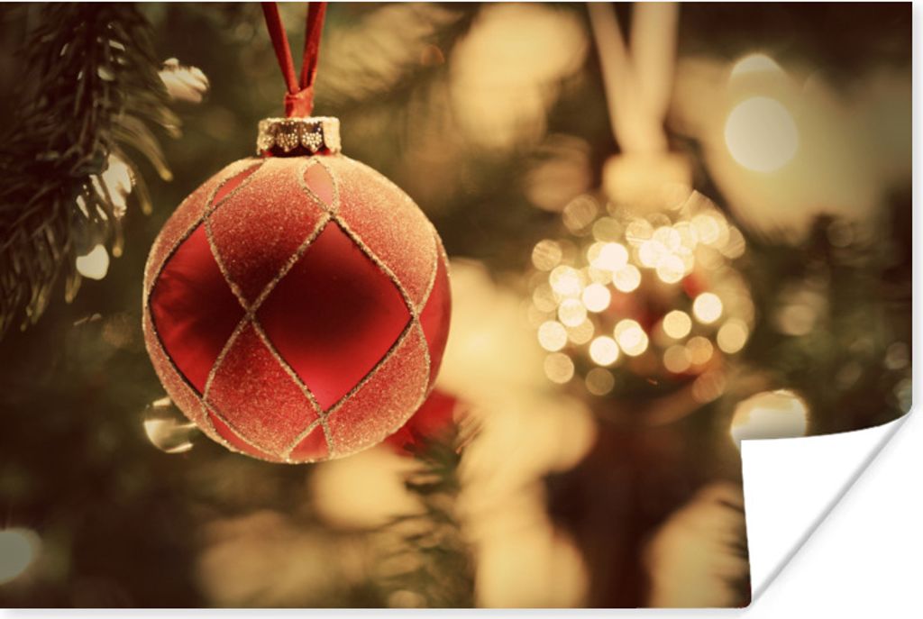 MuchoWow Poster Eine Nahaufnahme von dekorativem Weihnachtsschmuck in der Nähe eines Weihnachtsbaums 120x80 cm - Bilder