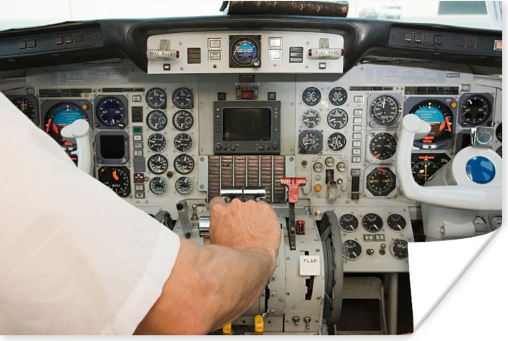 MuchoWow Poster Ein Pilot steuert das Flugzeug im Cockpit 180x120 cm - Fotoplakat