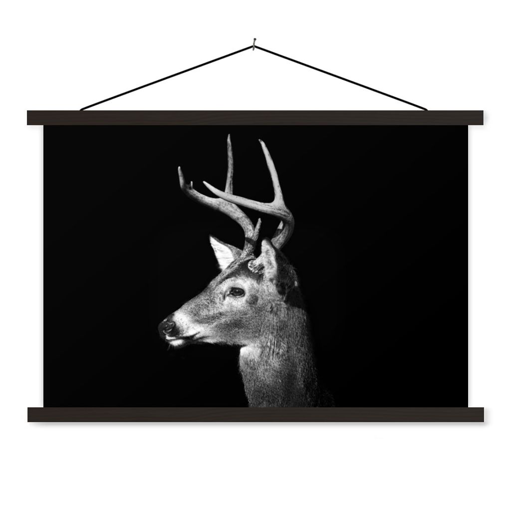 MuchoWow Textilposter Weißwedelhirsch auf schwarzem Hintergrund 120x80 cm mit schwarzem Rahmen - Wanddeko