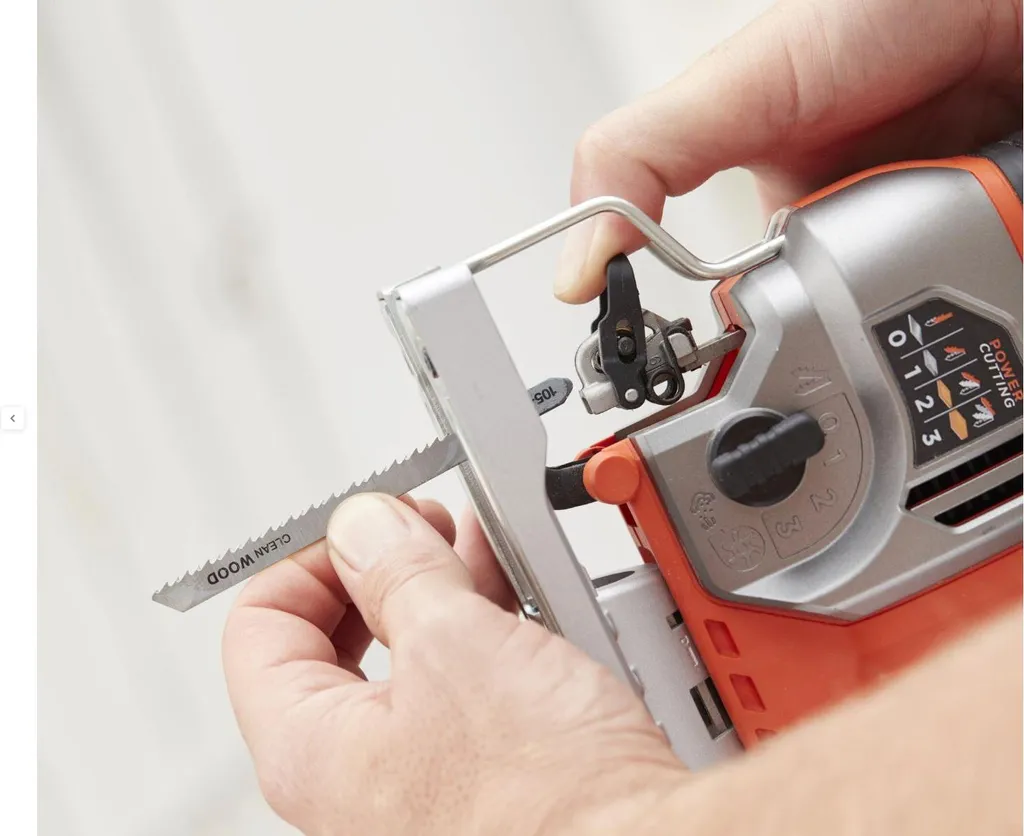 Scie sauteuse pendulaire 650W BLACK+DECKER : Coupe rapide et précise