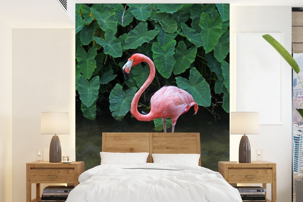 MuchoWow Fototapete für Wohnzimmer oder Schlafzimmer Wandtapete Vinyl Motivtapete Ein Flamingo steht im seichten Wasser - 190x260 cm - Papiertapete