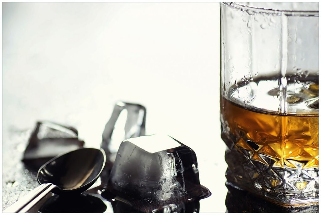 Wallario Premium Glasbild, freischwebende Optik, kräftige Farben, Größe 90 x 60 cm Motiv Whiskey on the Rocks