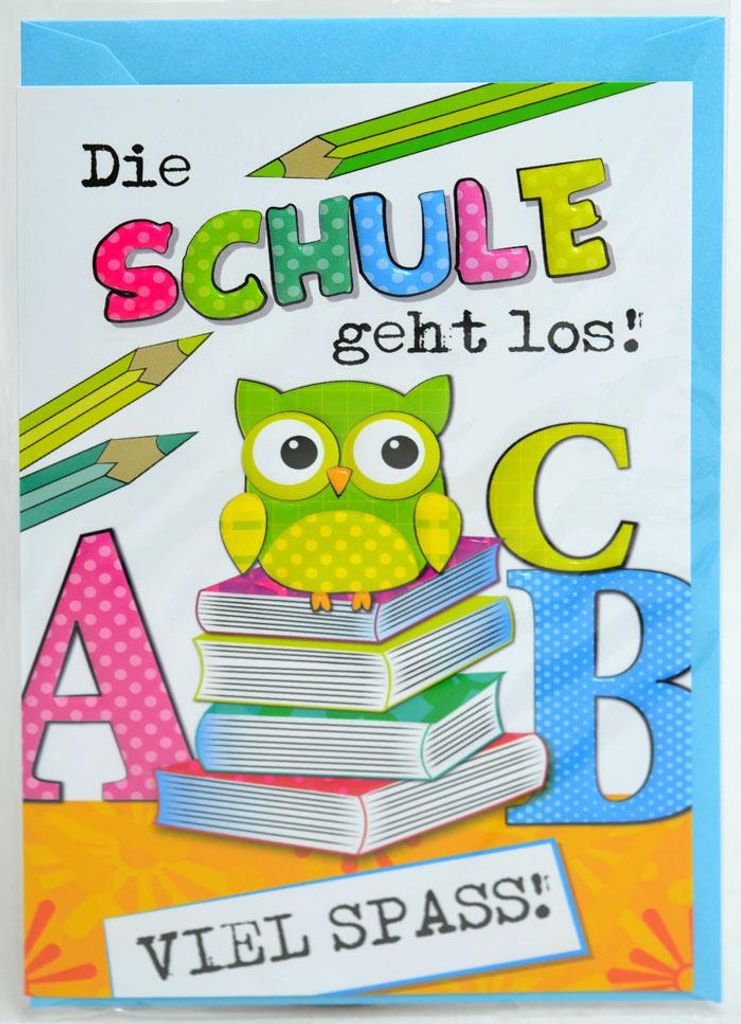 Glückwunschkarte mit kleiner Eule auf Schulbüchern