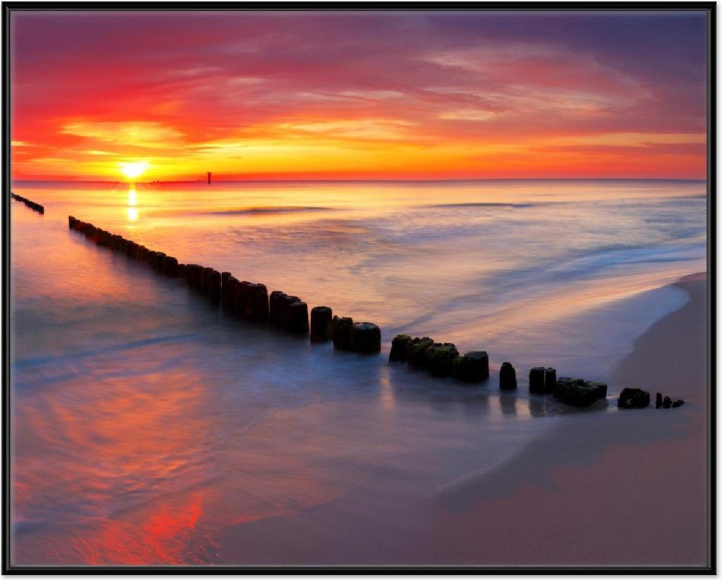 Wallario Wandbild Farbenspiel im Himmel - Sonnenuntergang am Strand, Größe: 40,30 x 50,30 cm, Poster mit schwarzem Aluminiumrahmen