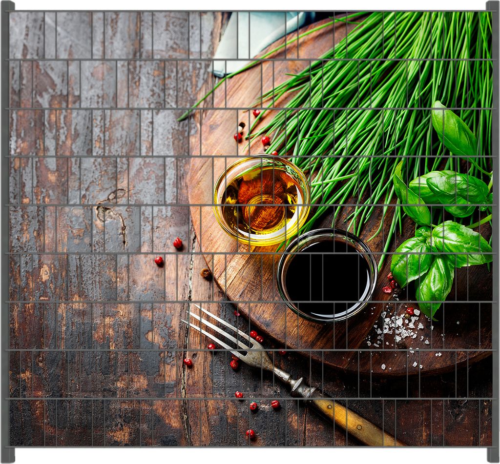 Wallario Zaunsichtschutz mit Motiv Kräuter, Öle und Gewürze auf einem Holzbrett für Ein- und Doppelstabmatten Zäune in der Größe 200 x 180 cm