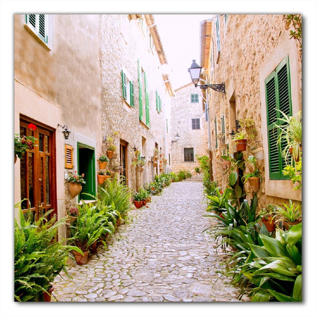 Wallario selbstklebende Möbelfolie/ Tischdecke für Innen und Außen, Größe: 100 x 100 cm - Südländische Gasse mit alten Häusern und grüner ...