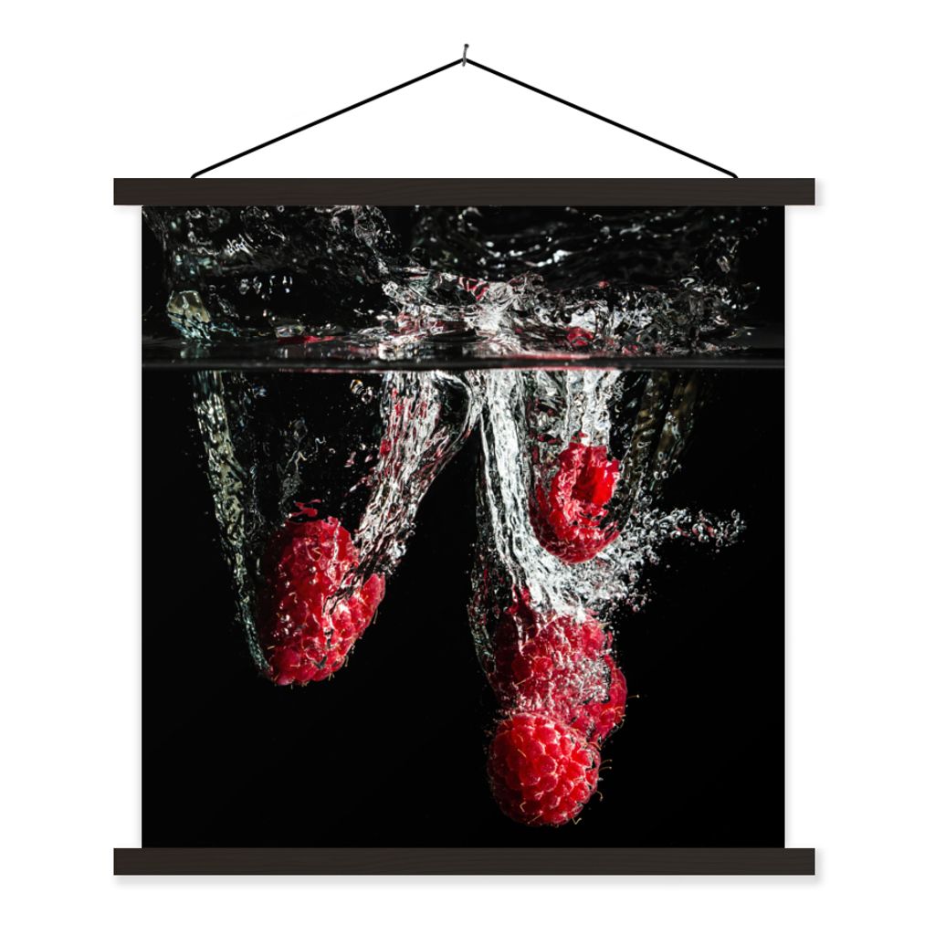 MuchoWow Textilposter Himbeeren - Obst - Stilleben - Wasser - Schwarz - Rot 60x60 cm mit schwarzem Rahmen - Posteraufhänger