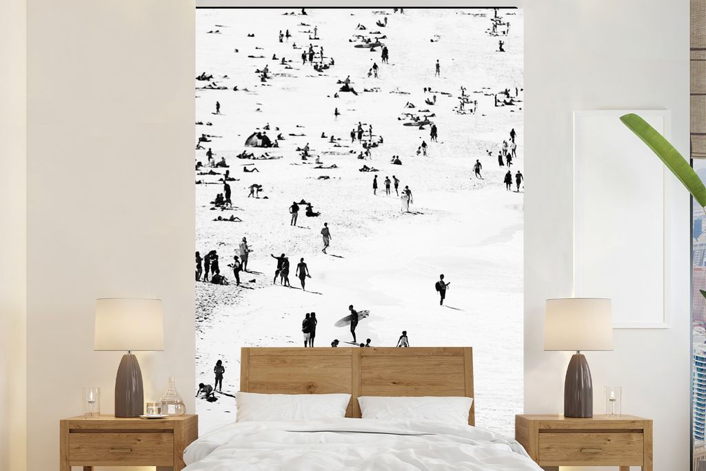 MuchoWow Fototapete für Wohnzimmer oder Schlafzimmer Wandtapete Vinyl Motivtapete Strand - Meer - Menschen - Schwarz und weiß - 145x220 cm - Wa...