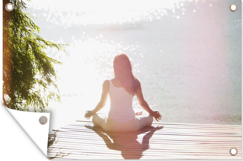 MuchoWow 120x80 cm Outdoor-Poster Gartendeko Sichtschutz Garten Poster für den Garten Eine Frau praktiziert Yoga auf einer Seebrücke