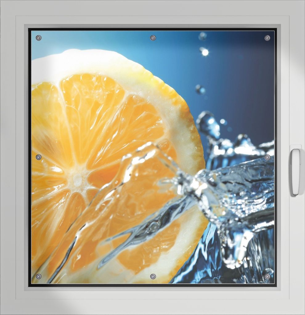 Wallario Lichtschutzbild, Dekorativer Sichtschutz Sonnenschutz 96 x 100 cm mit Motiv: Orange in spritzigem Wasser vor blauem Hintergrund - Verdunkl...