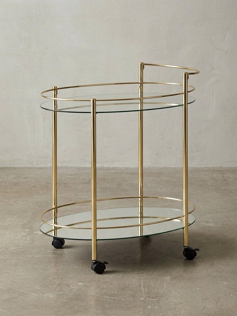 Moderner Servierwagen Gold mit Glasplatten, freigestellt auf weißem Hintergrund, zeigt die komplette Silhouette und die eleganten, geschwungenen Linien._#sku_SAFWL6.007#