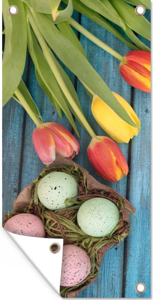 MuchoWow 40x80 cm Outdoor-Poster Gartendeko Sichtschutz Garten Poster für den Garten Ostereier und bunte Tulpen zu Ostern auf einem hölzernen H...