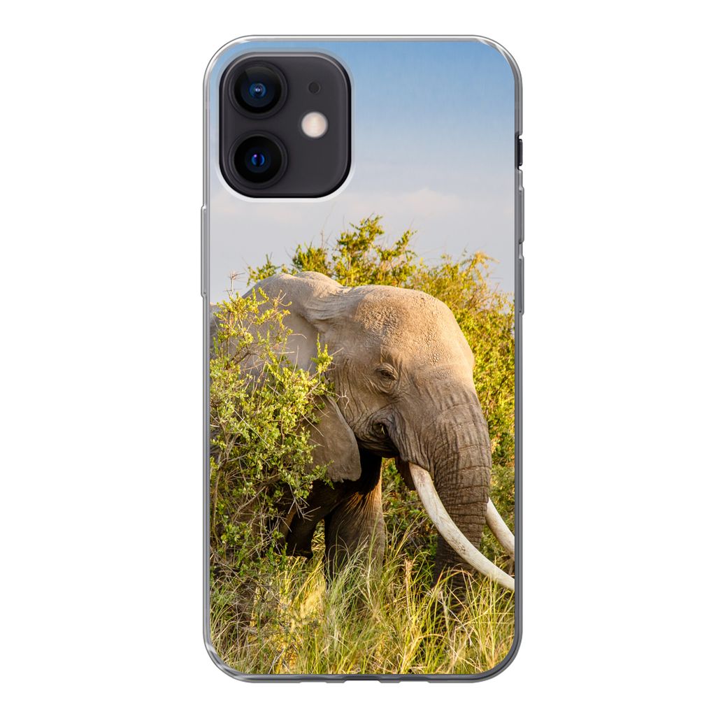 MuchoWow Handyhülle Schutzhülle Hülle für iPhone 12 Elefant - Tiere - Gras - Grün - Berg Silikon Softcase Handy Hülle - Schutzhülle
