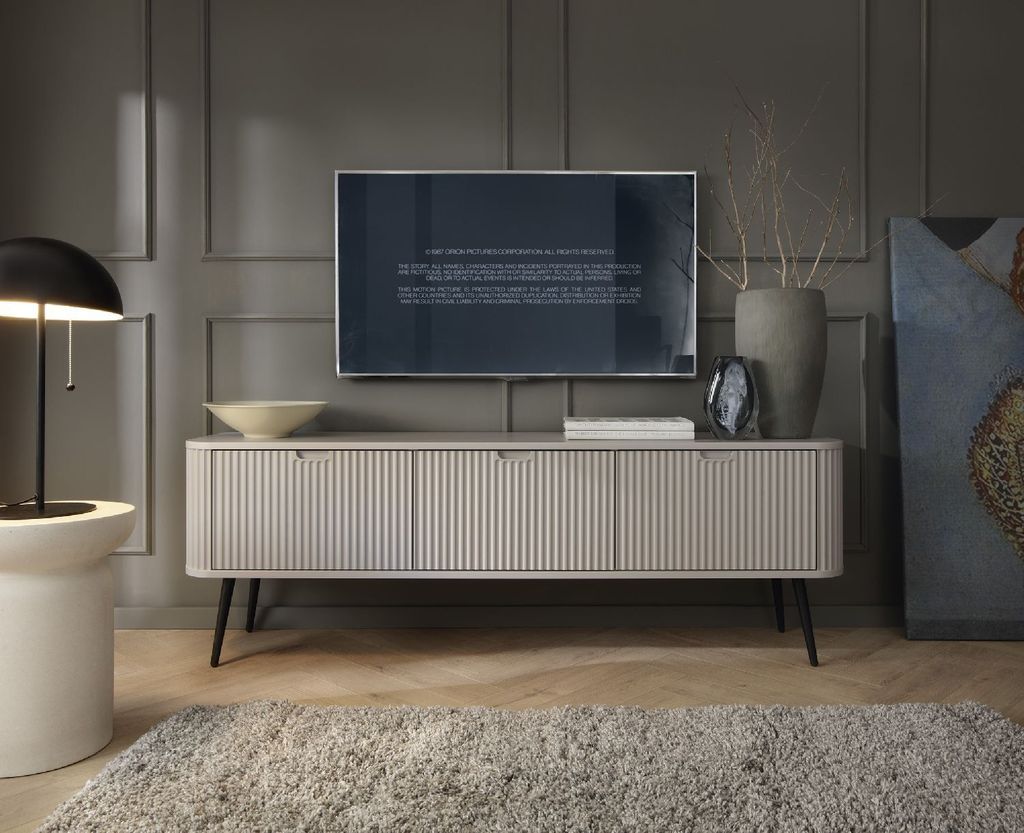 TV-Schrank ZOVA 168 cm mit runden Ecken mit geriffelte Fronte RTV-Lowboard TV Sideboard Cashmere/ Kaschmir mit Schwarze Füße