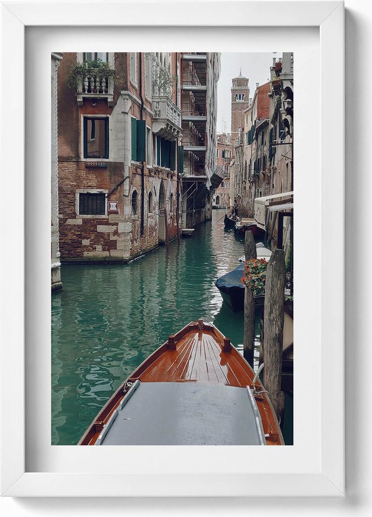 Ein Boot auf den Kanälen in Venedig– Wandbild mit Rahmen – Gerahmtes Bild – Wanddekoration – 20x30 cm – Weiß